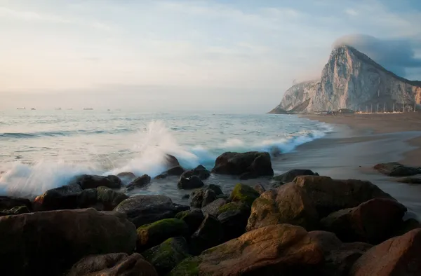 Ondas Bater de Gibraltar — Fotografia de Stock