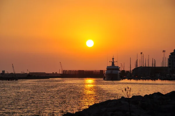 Восход солнца на пристани — стоковое фото