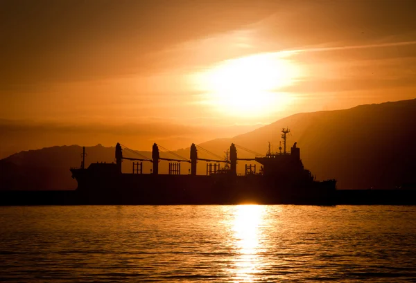 Εμπορικό πλοίο στο ηλιοβασίλεμα — Φωτογραφία Αρχείου