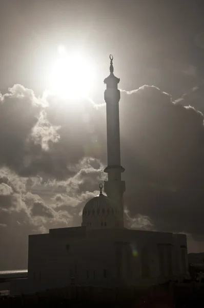 Una Mezquita Gibraltar Con Sol Rompiendo Las Nubes —  Fotos de Stock