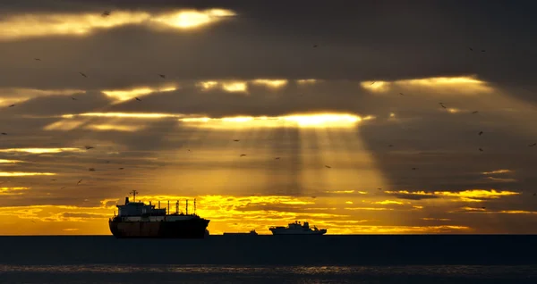 Ακτίνες του ήλιου, πάνω από τα πλοία — Φωτογραφία Αρχείου