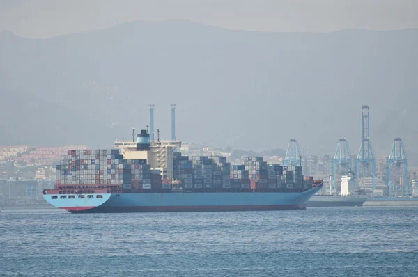 Navire cargo entrant dans le port — Photo