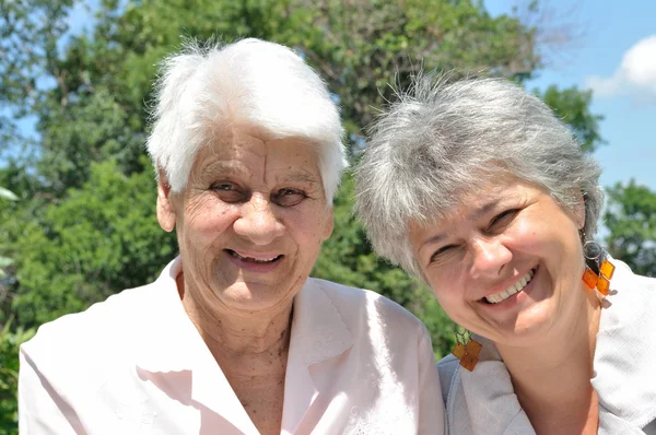Two elderly women laugh — Stock Photo, Image