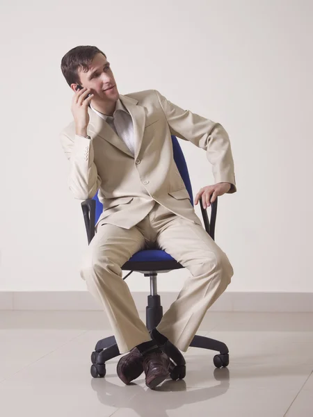 Mladý Muž Kanceláři Sedí Židli Mluví Telefonu — Stock fotografie