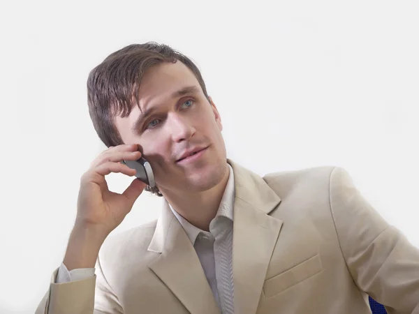 Молодой Человек Офисе Сидит Стуле Разговаривает Телефону — стоковое фото