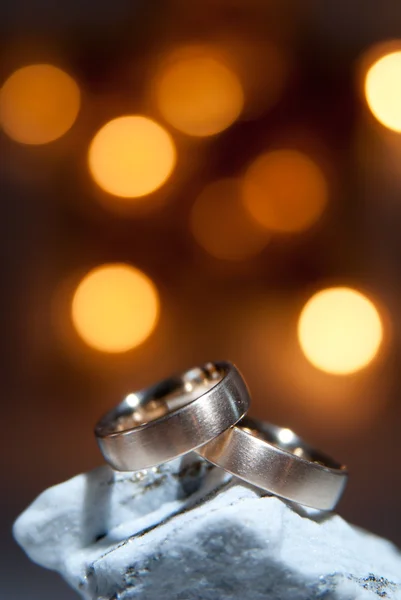 Detailní Záběr Dvě Zlaté Snubní Prsteny Bílé Skále — Stock fotografie