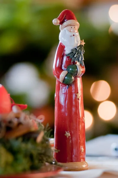 Weihnachtstisch Dekoriert Mit Weihnachtsmann Christbaum Und Kerzen Verschwommenen Hintergrund Stockbild