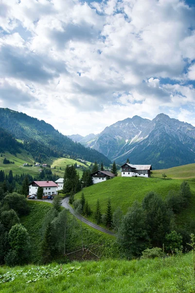 Pequeño Pueblo Los Alpes Austriacos Kleinwalsertal —  Fotos de Stock