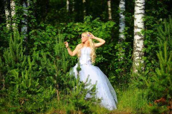 Die Braut im Holz — Stockfoto