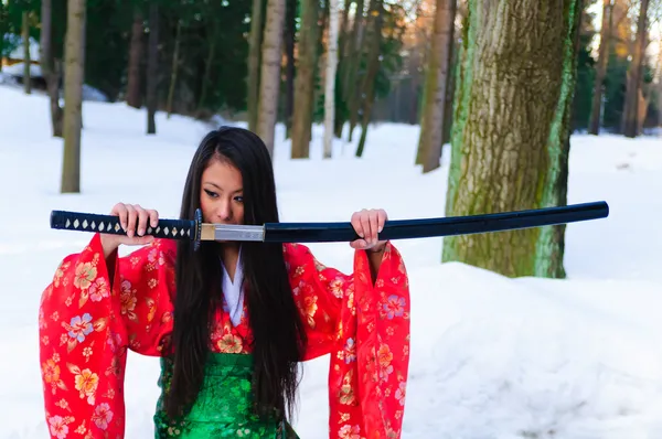 Meisje met een katana — Stockfoto