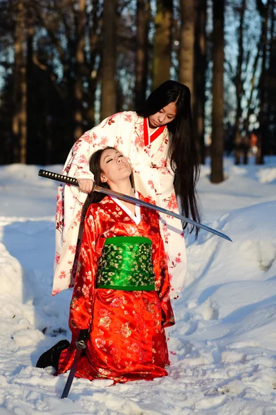 Vacker brunett flickor i en japansk kimono — Stockfoto