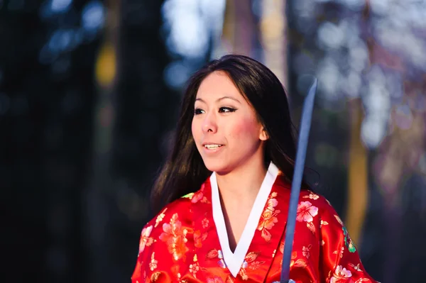 Flicka med en katana — Stockfoto
