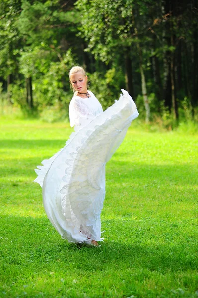 在公园里摆的白色连衣裙的女孩 — 图库照片