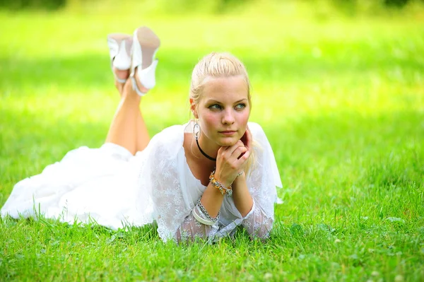 Молода дівчина в старовинній білій сукні на траві — стокове фото