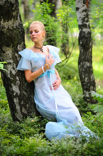 Νεαρό κορίτσι σε ένα μπλε φόρεμα στο πάρκο — Φωτογραφία Αρχείου