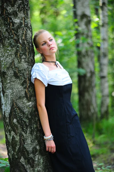 Romantická žena v pohádkový les — Stock fotografie