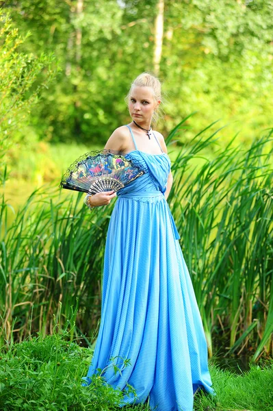 Menina vestida de vestido azul — Fotografia de Stock