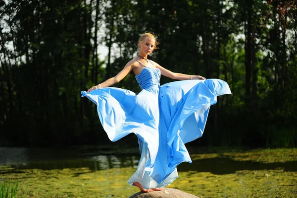 Chica vestida con vestido azul —  Fotos de Stock