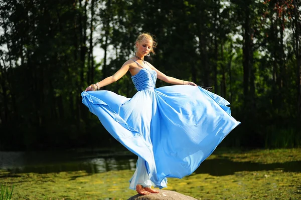 Mavi elbiseli giyinmiş kız — Stok fotoğraf