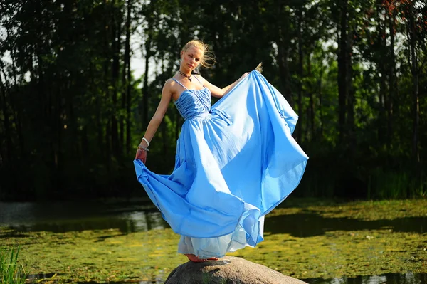 Mavi elbiseli giyinmiş kız — Stok fotoğraf