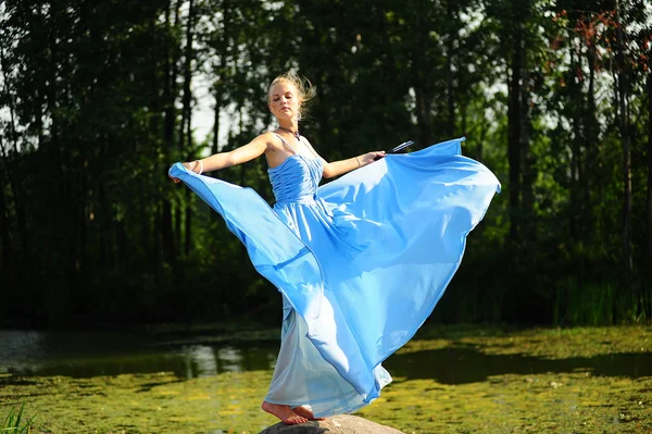 Mädchen in blauem Kleid — Stockfoto