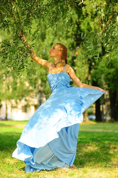 Parkta mavi elbiseli genç kız — Stok fotoğraf