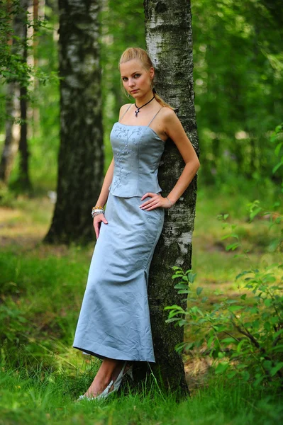 Romantisk kvinna på fairy forest — Stockfoto