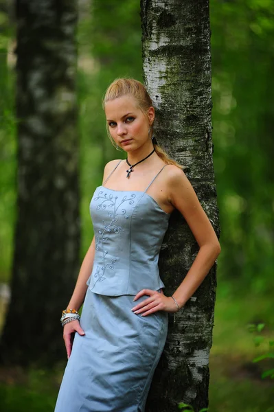 Mulher romântica na floresta de fadas — Fotografia de Stock