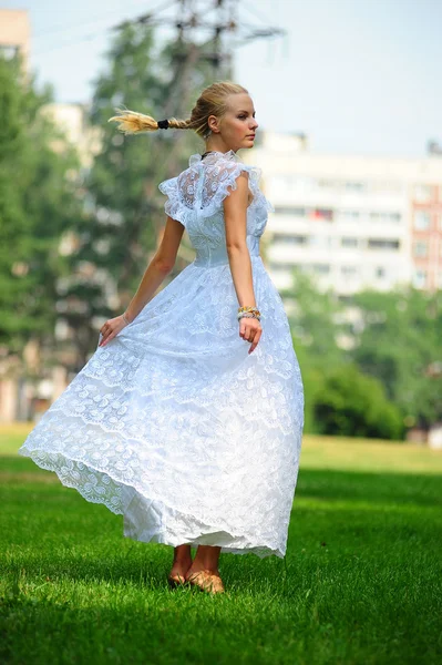 Menina de vestido branco posando no parque — Fotografia de Stock