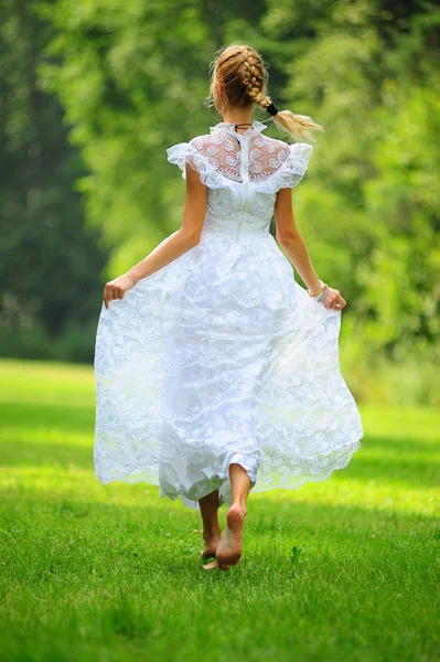 하얀 드레스를 입고 포즈를 취하는 공원에서 소녀 — 스톡 사진