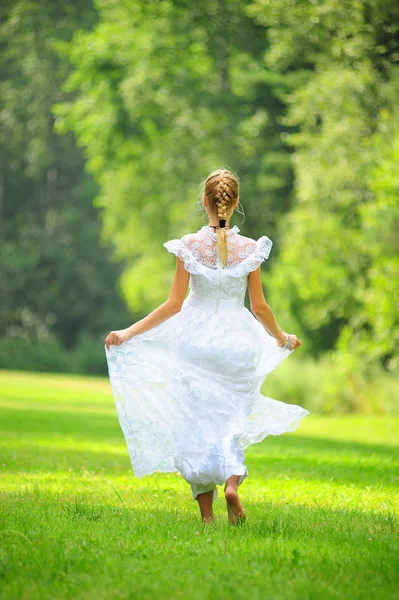 Parkta poz beyaz elbiseli kız — Stok fotoğraf