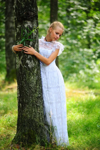 Porträtt av romantisk kvinna i älvskogen — Stockfoto