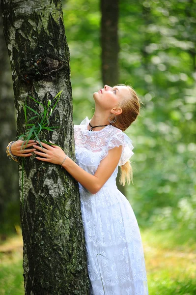 Портрет романтической женщины в сказочном лесу — стоковое фото