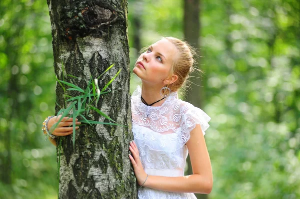 Ritratto di donna romantica nella foresta delle fate — Foto Stock