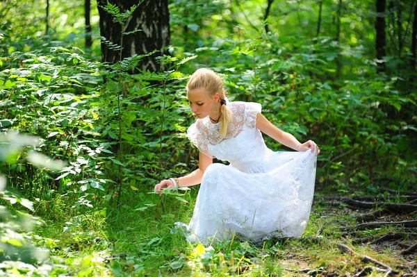 Peri ormanındaki romantik kadın portresi — Stok fotoğraf