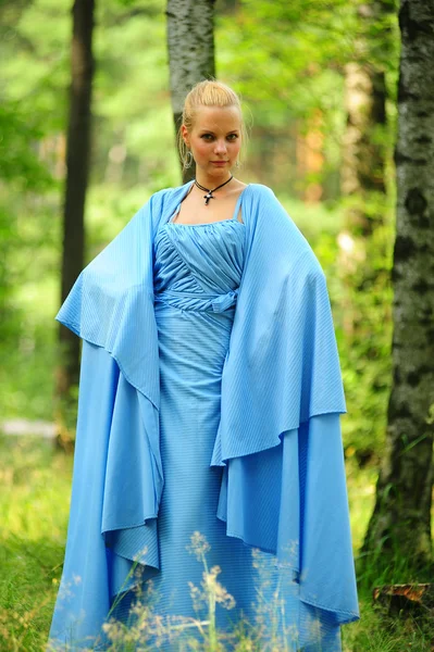Młoda dziewczyna w niebieską sukienkę w parku — Zdjęcie stockowe