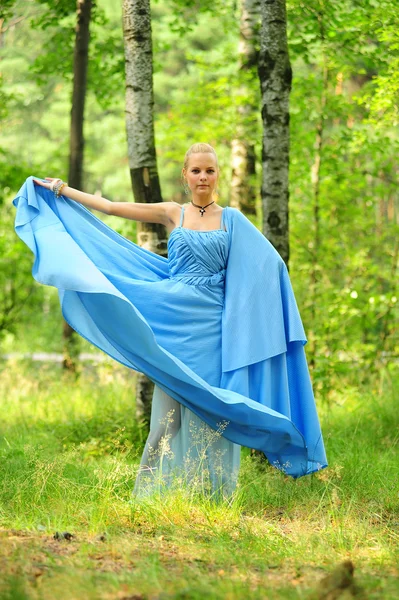 파란 드레스를 입은 소녀 — 스톡 사진