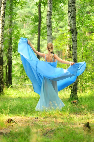 Meisje gekleed in blauwe jurk — Stockfoto