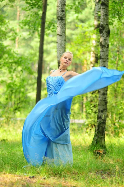 Chica vestida con vestido azul — Foto de Stock