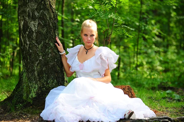 Portrét romantické ženy v pohádkovém lese — Stock fotografie