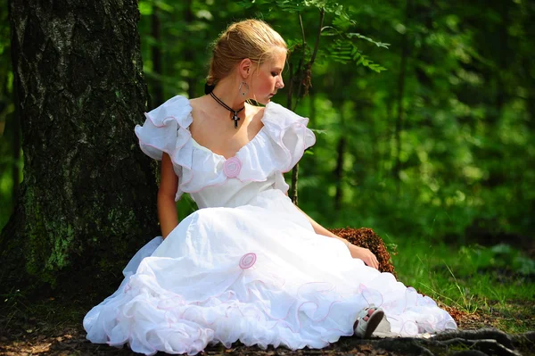 Bir çim üzerinde eski bir beyaz elbiseli genç kız — Stok fotoğraf