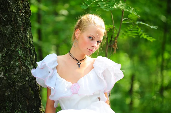 童话森林里浪漫女人的画像 — 图库照片