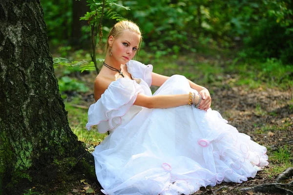 Молода дівчина в старовинній білій сукні — стокове фото