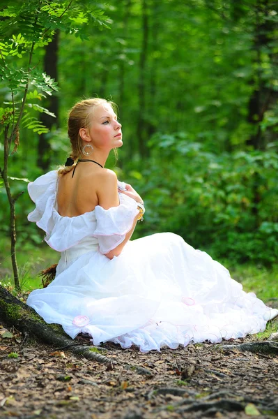 Πορτρέτο της ρομαντικής γυναίκας στο δάσος νεράιδα — Φωτογραφία Αρχείου