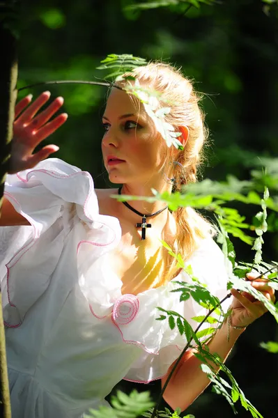 Портрет романтичної жінки в казковому лісі — стокове фото