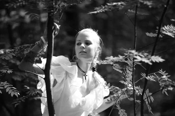 Retrato de mujer romántica en el bosque de hadas —  Fotos de Stock