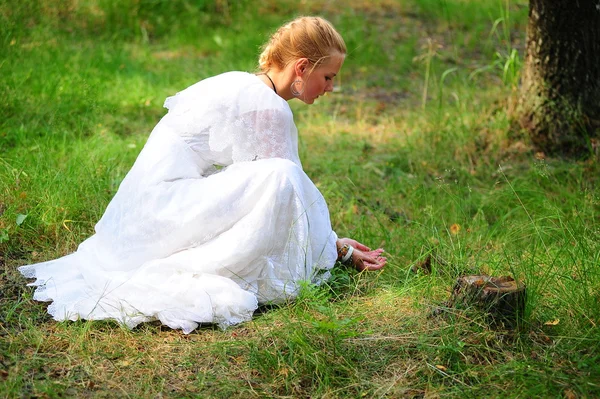 La muchacha joven en el vestido antiguo blanco sobre la hierba —  Fotos de Stock