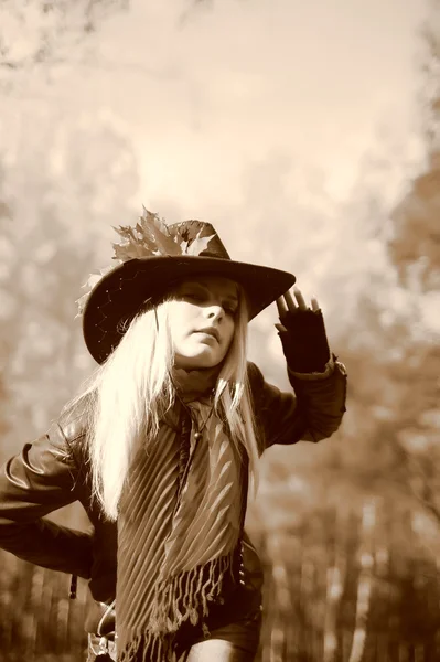 Junge Blondine mit Cowboyhut — Stockfoto