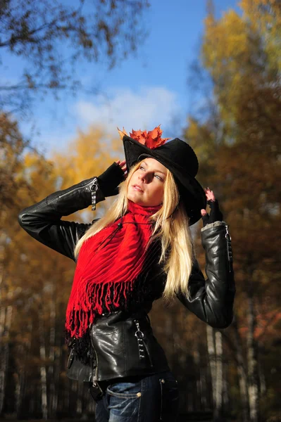 Молода блондинка в ковбойському капелюсі — стокове фото