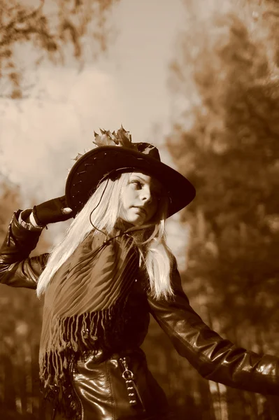 Młoda blondynka w kowbojski kapelusz — Zdjęcie stockowe
